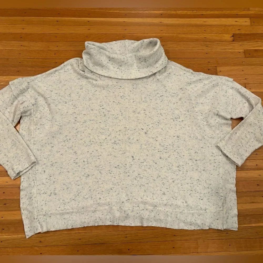 Postmark Anthropologie white/light blue specked oversized turtleneck sweater